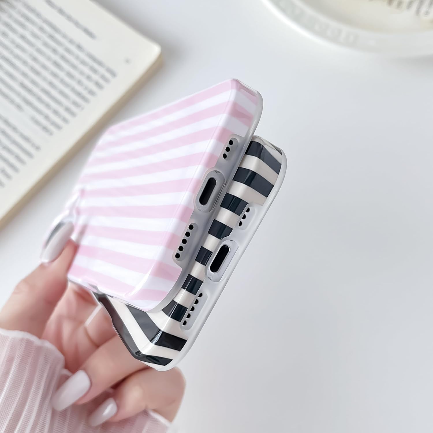 Detalle de SmoBea iPhone 17 striped case in soft TPU (pink) – slim, shockproof-style cover