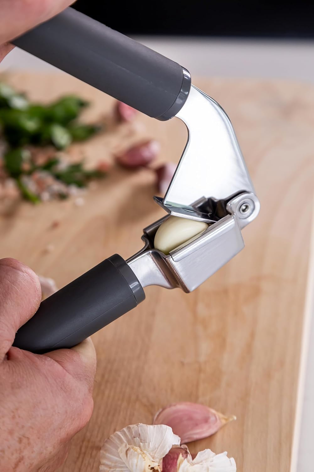 Detalle de KitchenAid knoflookpers van roestvrij staal met zachte greep, houtskoolgrijs