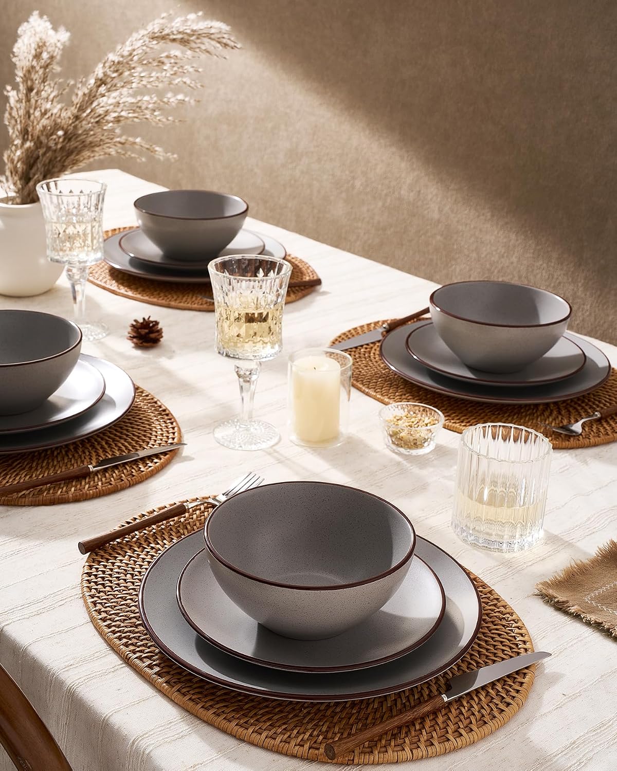 Detalle de Famiware Venus Plates and Bowls Set with Trim – 12 Pieces, Matte Dark Gray Stoneware