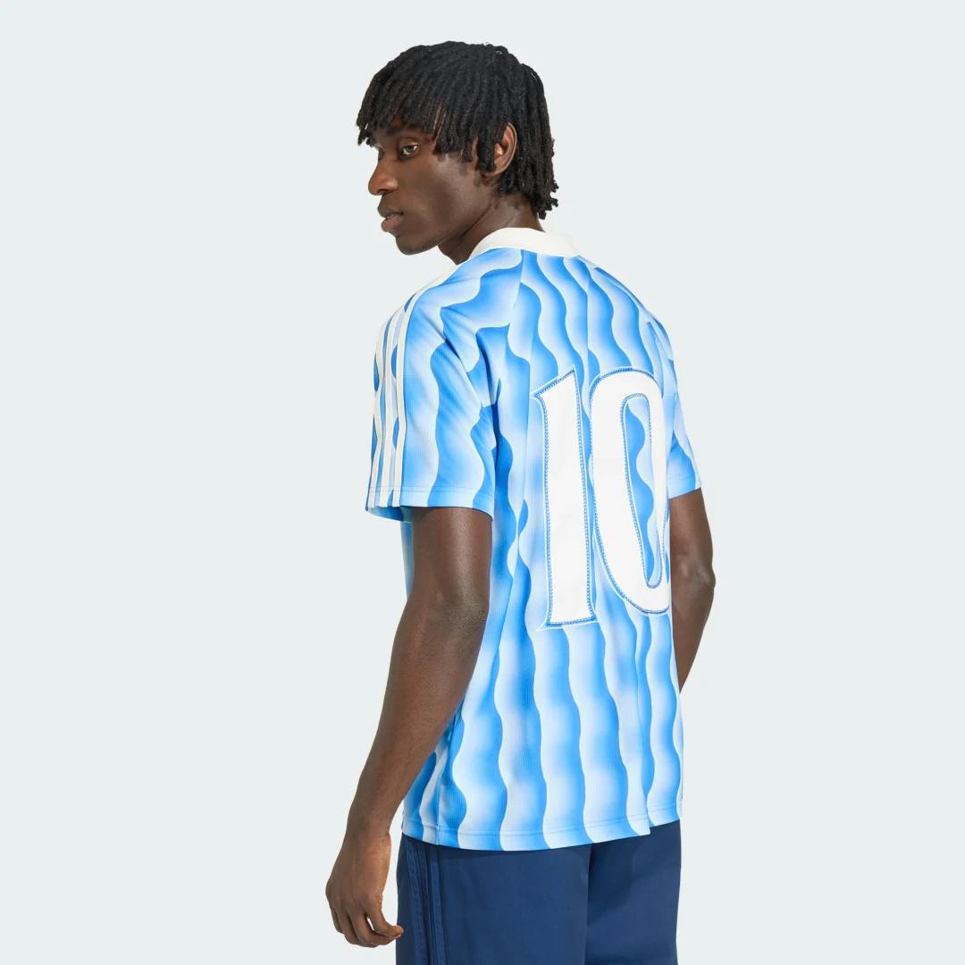 Detalle 2 de Camiseta Summer Adidas – azul, comodidad y estilo para el día a día