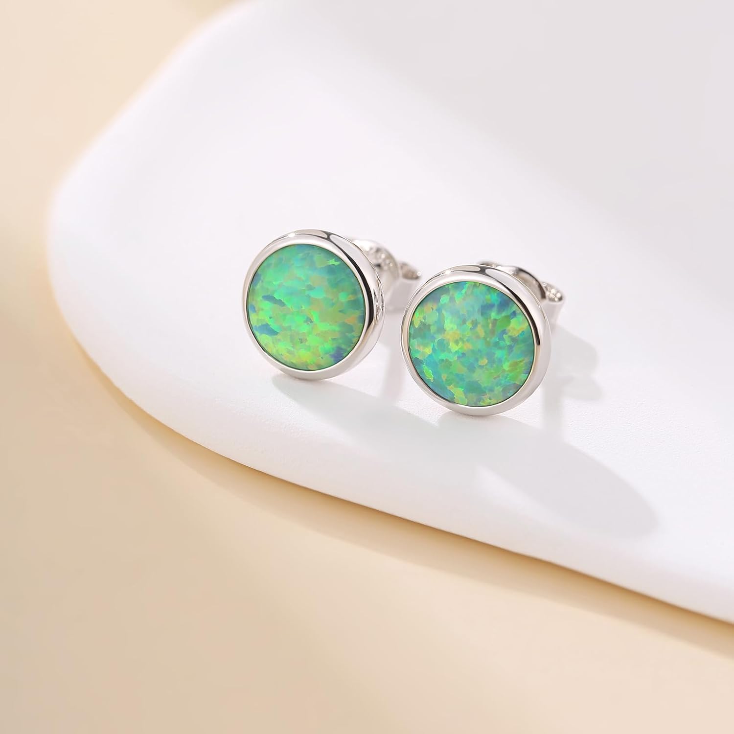 Detalle de 18 Karat Weißgold überzogen Opal Ohrstecker, S925 Silber – Größen 6/7/8 mm