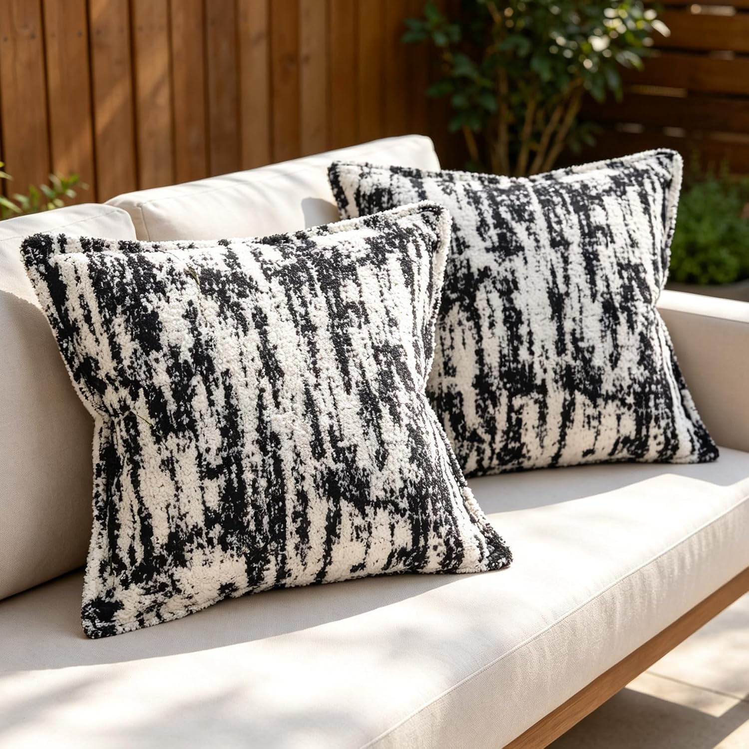 Detalle de OYIMUA Fluffy Cushion Covers 45 x 45 Black & White – Set of 2