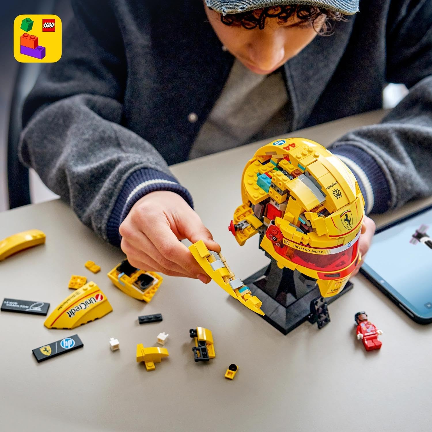 Thumbnail 6 de LEGO Editions Scuderia Ferrari HP Lewis Hamilton Helmet (43022) – Modello da Esposizione con Minifigure