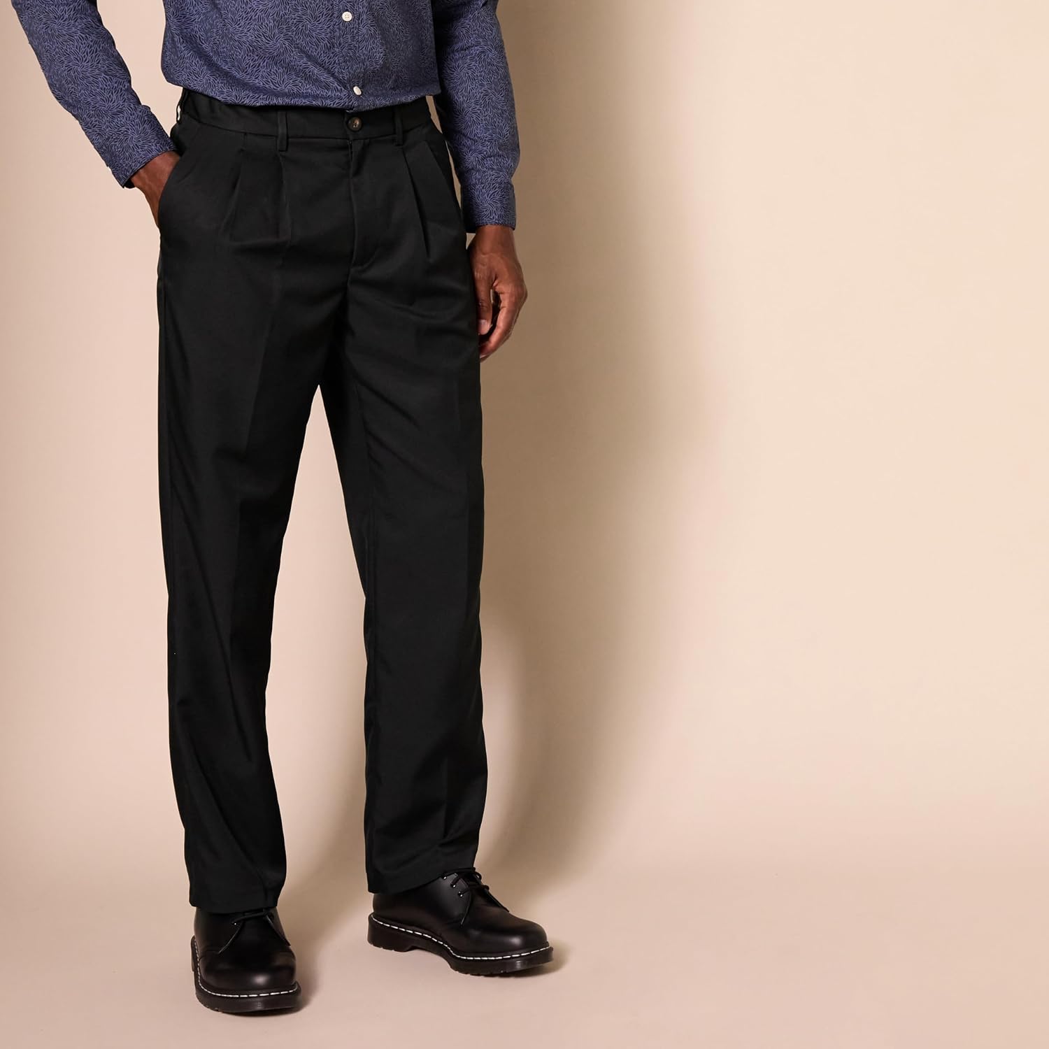 Detalle 2 de Amazon Essentials MAE65005SP18 Men's Classic-Fit Pleated Dress Trousers with Expandable Waist