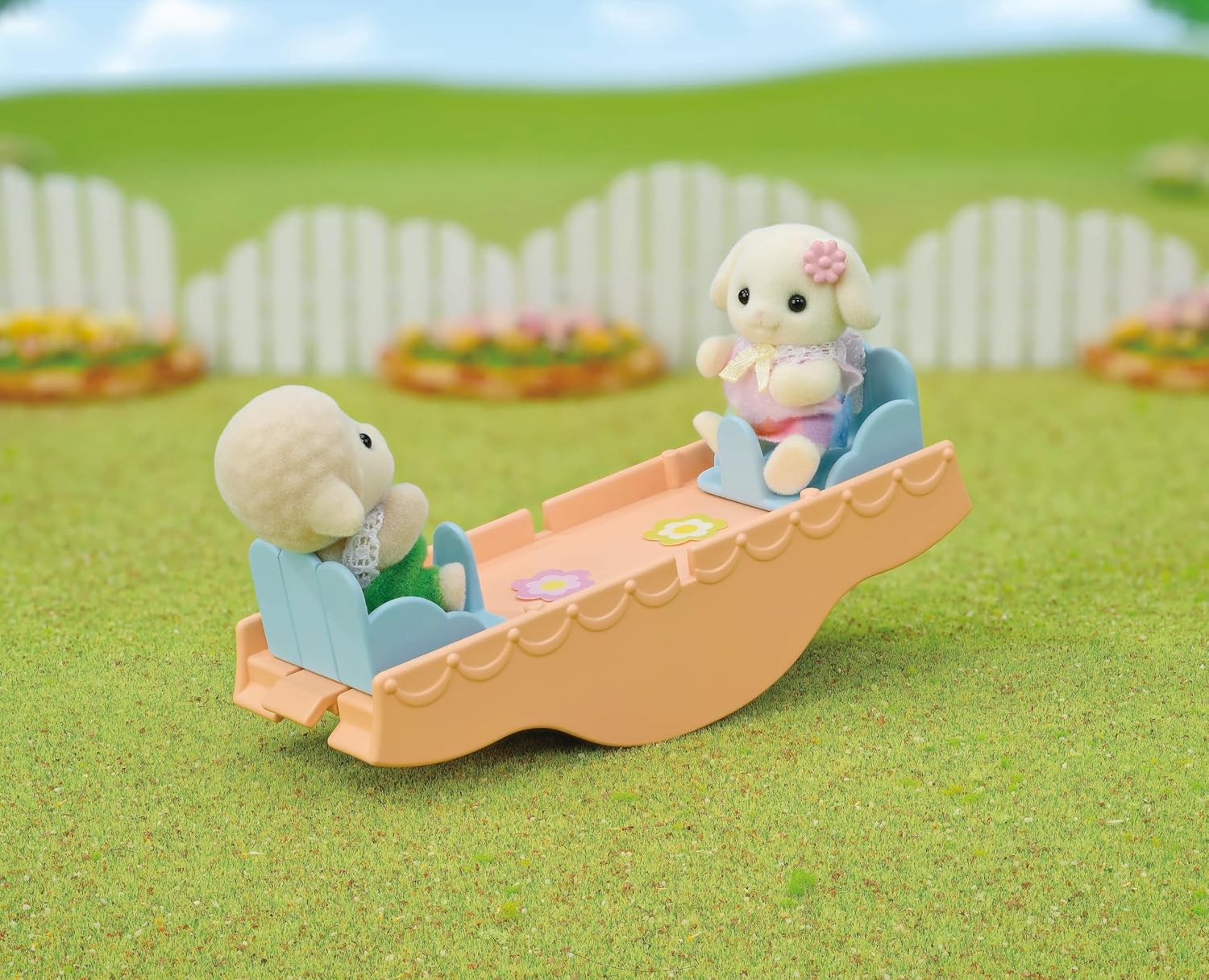 Detalle 2 de Sylvanian Families 5744 Adventure Nursery Bus Rainbow Playset with Slide and Swing