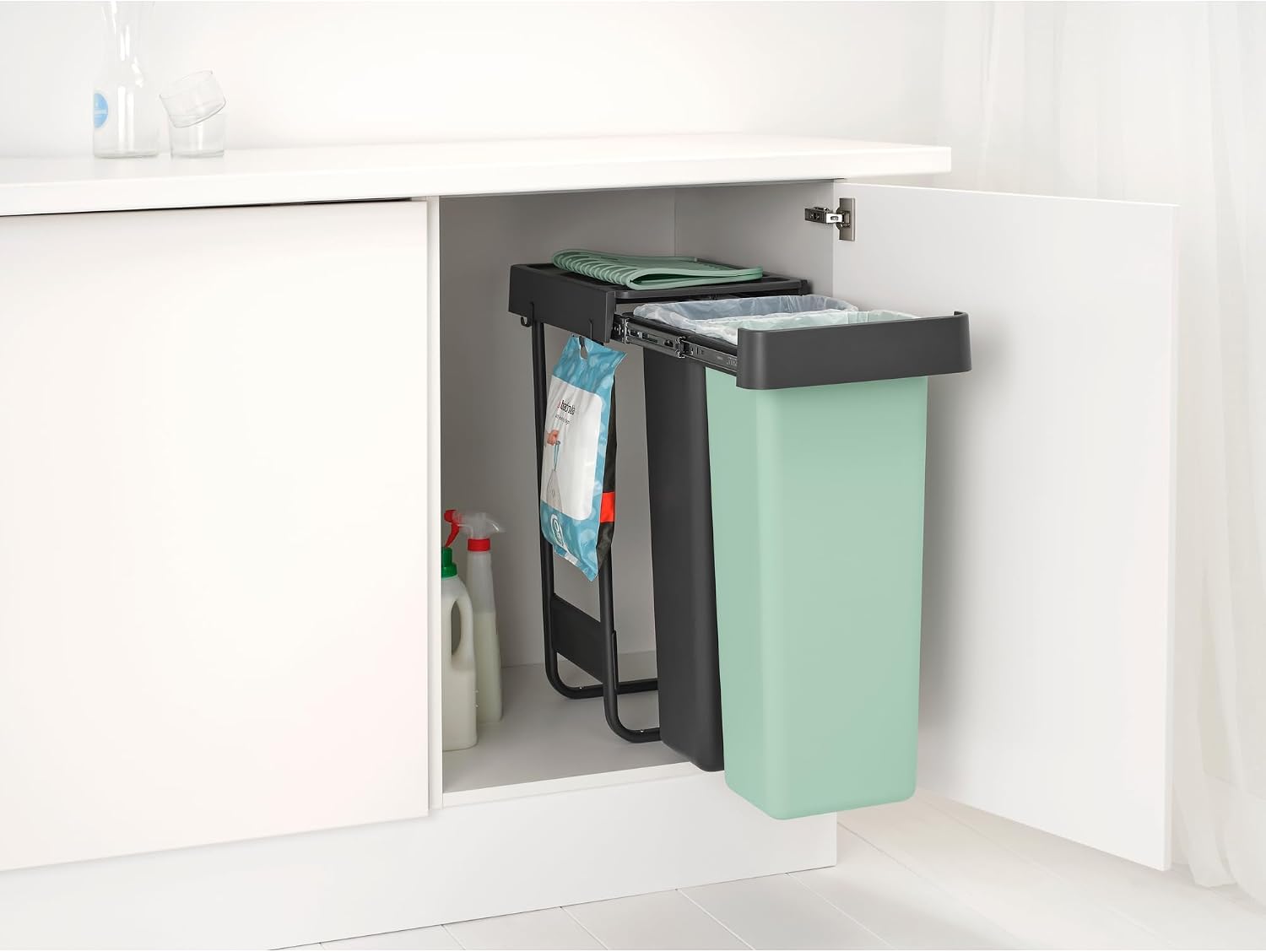 Detalle de Brabantia Sort & Go uitschuifbare inbouwprullenbak 2 x 30 liter, grijs-groen