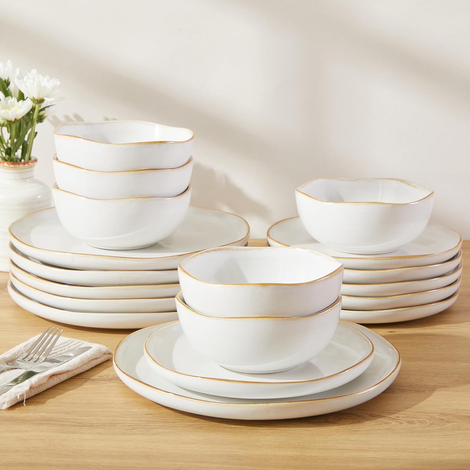 Detalle de Pokini 18-Piece White Reactive Glaze Dinnerware Set for 6 (Stoneware) with Irregular Coastal Edges