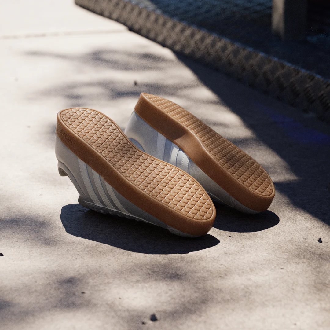 Detalle de Adidas VL Court Base: zapatilla versátil en color plateado para uso diario