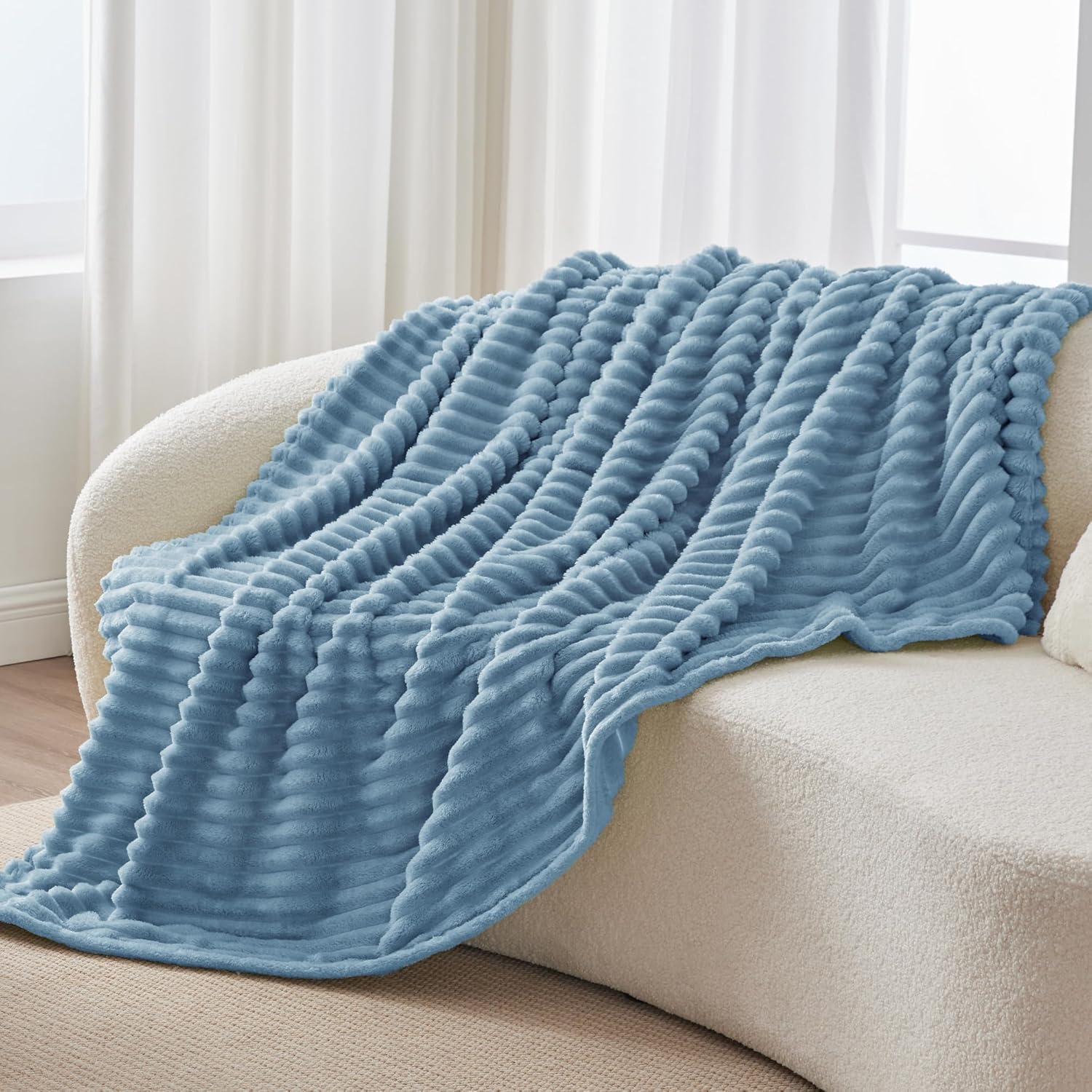 Detalle de BEDELITE Fluffy Fleece Throw Blanket with Stripes – Light Blue, Throw Size
