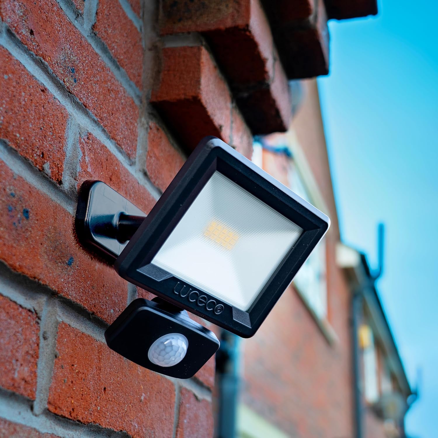 Thumbnail 6 de Luceco Essence Outdoor Security LED Floodlight with PIR Motion Sensor (EFLD10B40P) – IP65 10W, 4000K