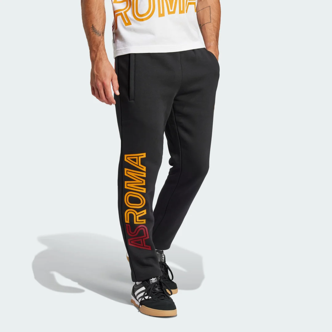 Detalle de Pantalón AS Roma Graphic de Adidas: diseño urbano y comodidad para aficionados