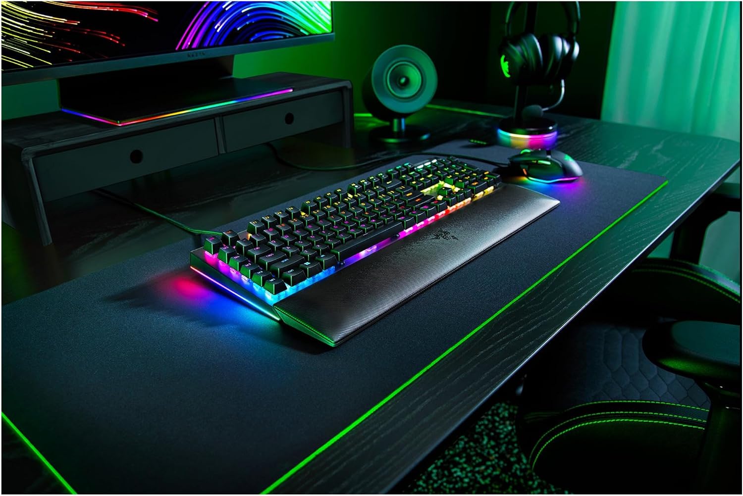 Detalle de Razer BlackWidow V4 mechanische Gaming-Tastatur mit Chroma RGB und Green Switches (QWERTZ, DE-Layout) – Schwarz