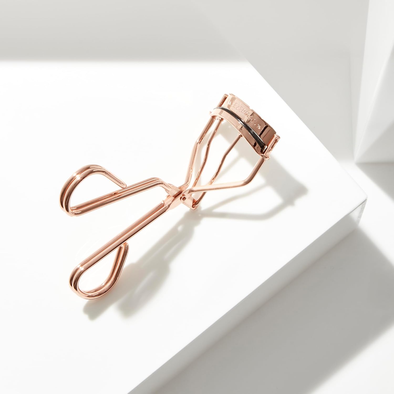 Detalle 1 de TWEEZERMAN ProCurl Eyelash Curler for Round Eyes, Rose Gold, 3 Replacement Pads