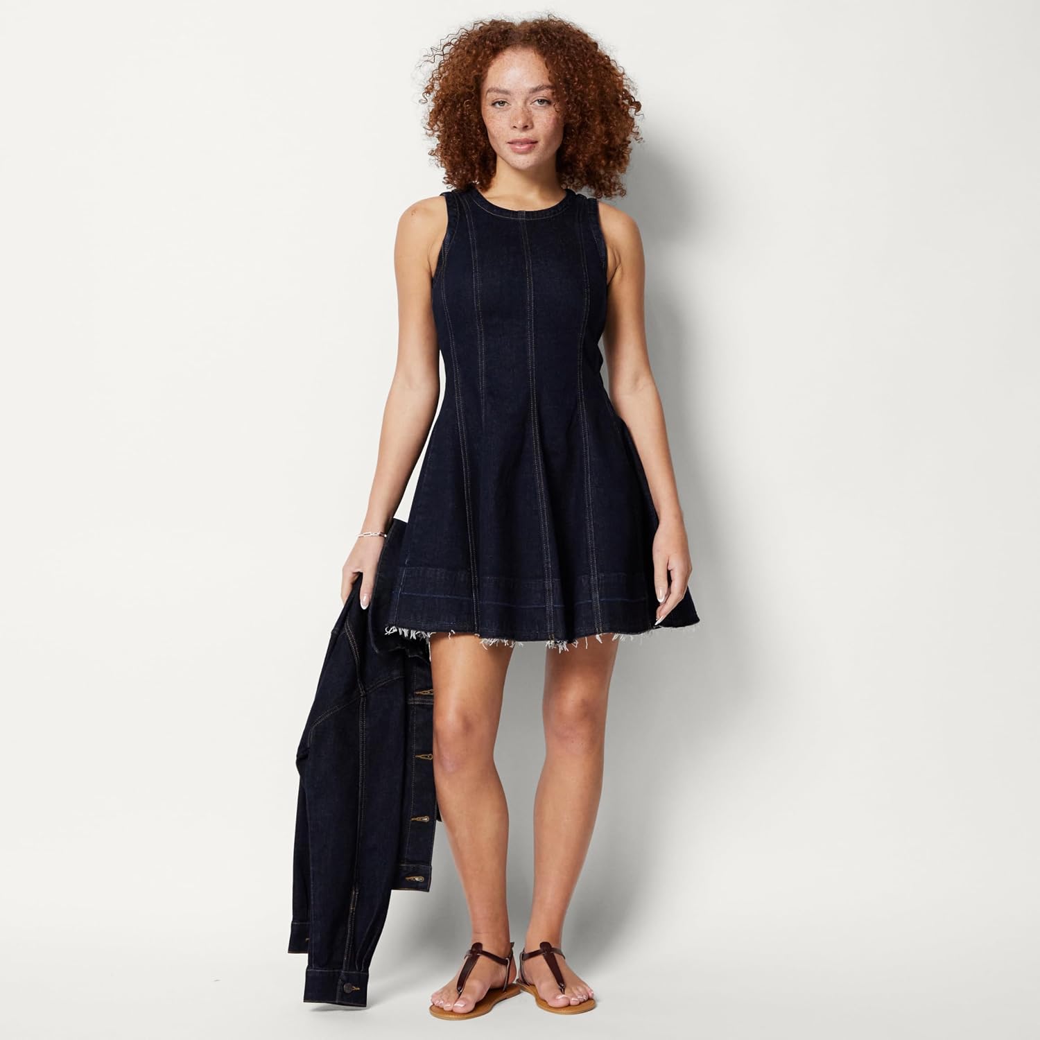 Detalle de Amazon Essentials Women's Fit & Flare Denim Mini Dress: A practical wardrobe staple
