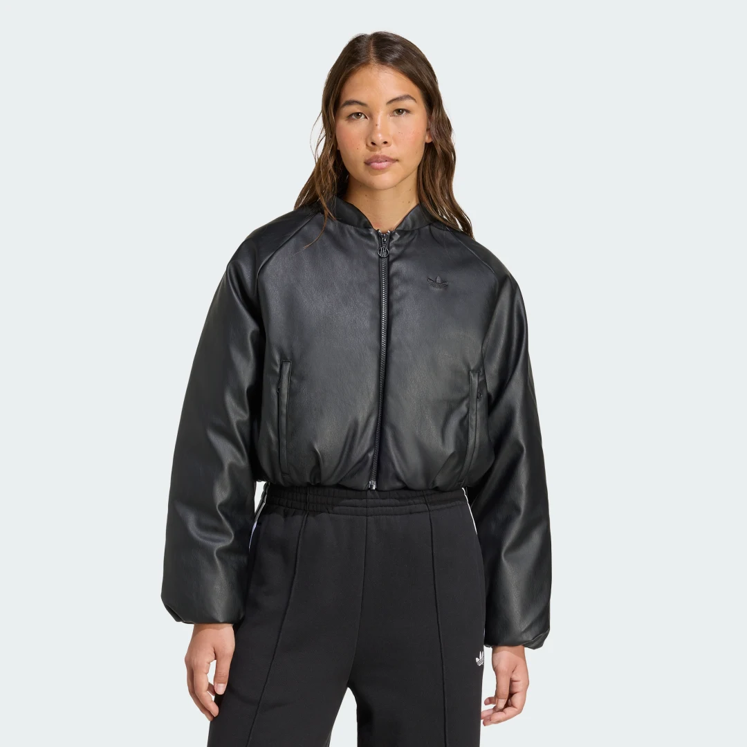 Detalle de Cazadora bómber de plumón y polipiel de Adidas – versatilidad y estilo urbano en negro