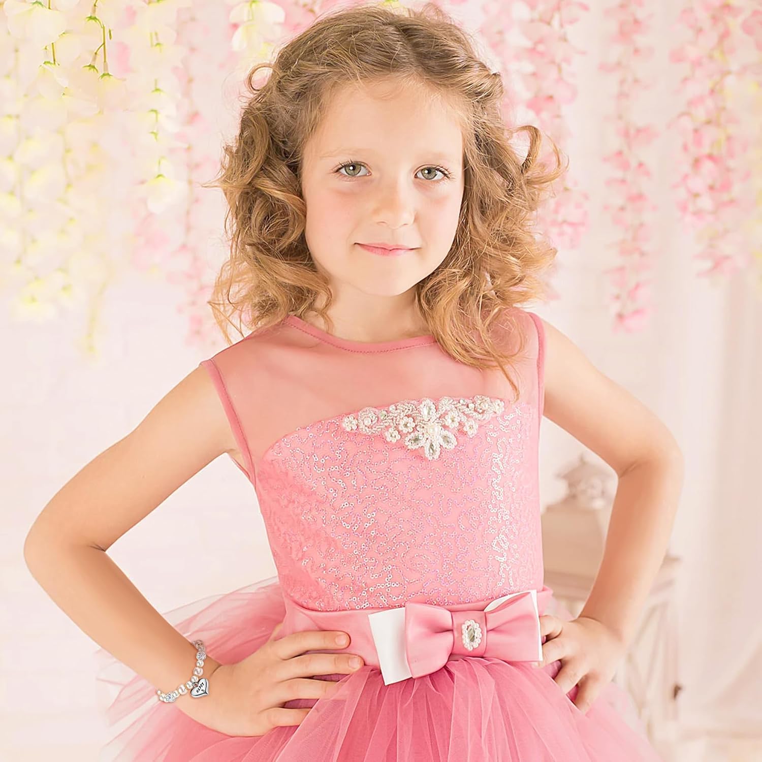 Detalle de Sereney Beaded Birthday Bracelet for Girls – Adjustable Pink & White Pearl with Cross Pendant