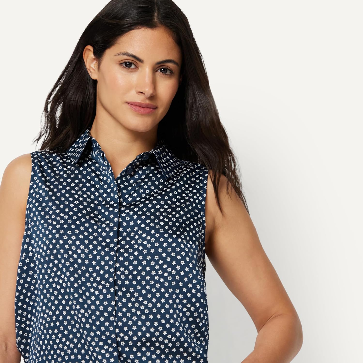 Detalle 2 de Amazon Essentials Damen Ärmellose Bluse mit Knopfleiste – Regular Fit, Satin