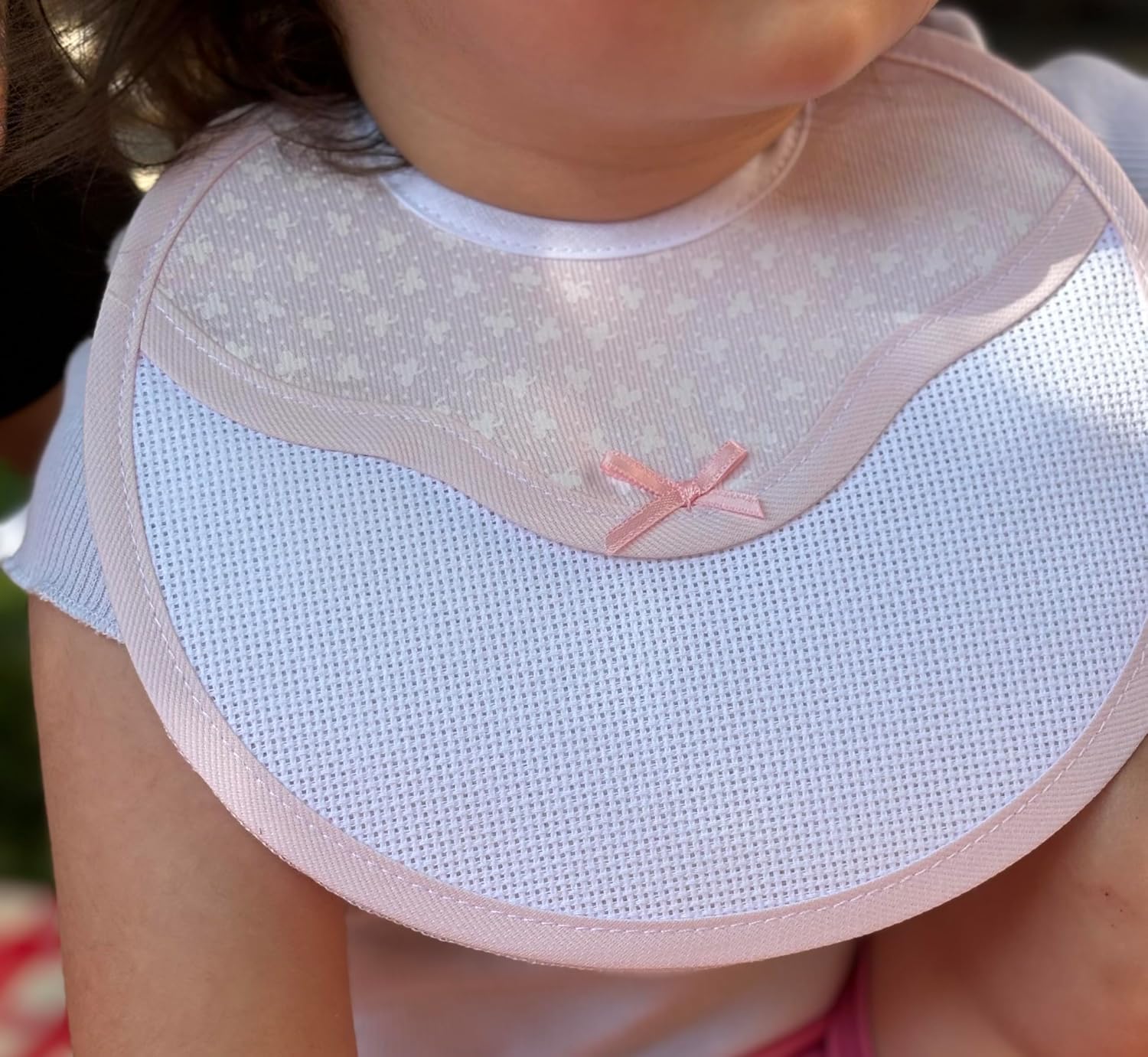 Thumbnail 5 de Filet rond babyslabbetje met Aida-inzet, roze klaverbladprint