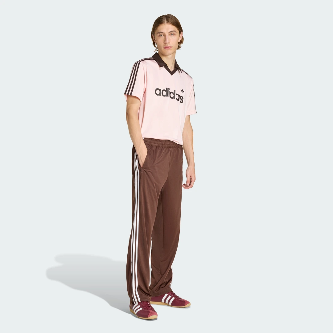 Detalle de Camiseta Técnica con Cuello Archive de Adidas — Rosa