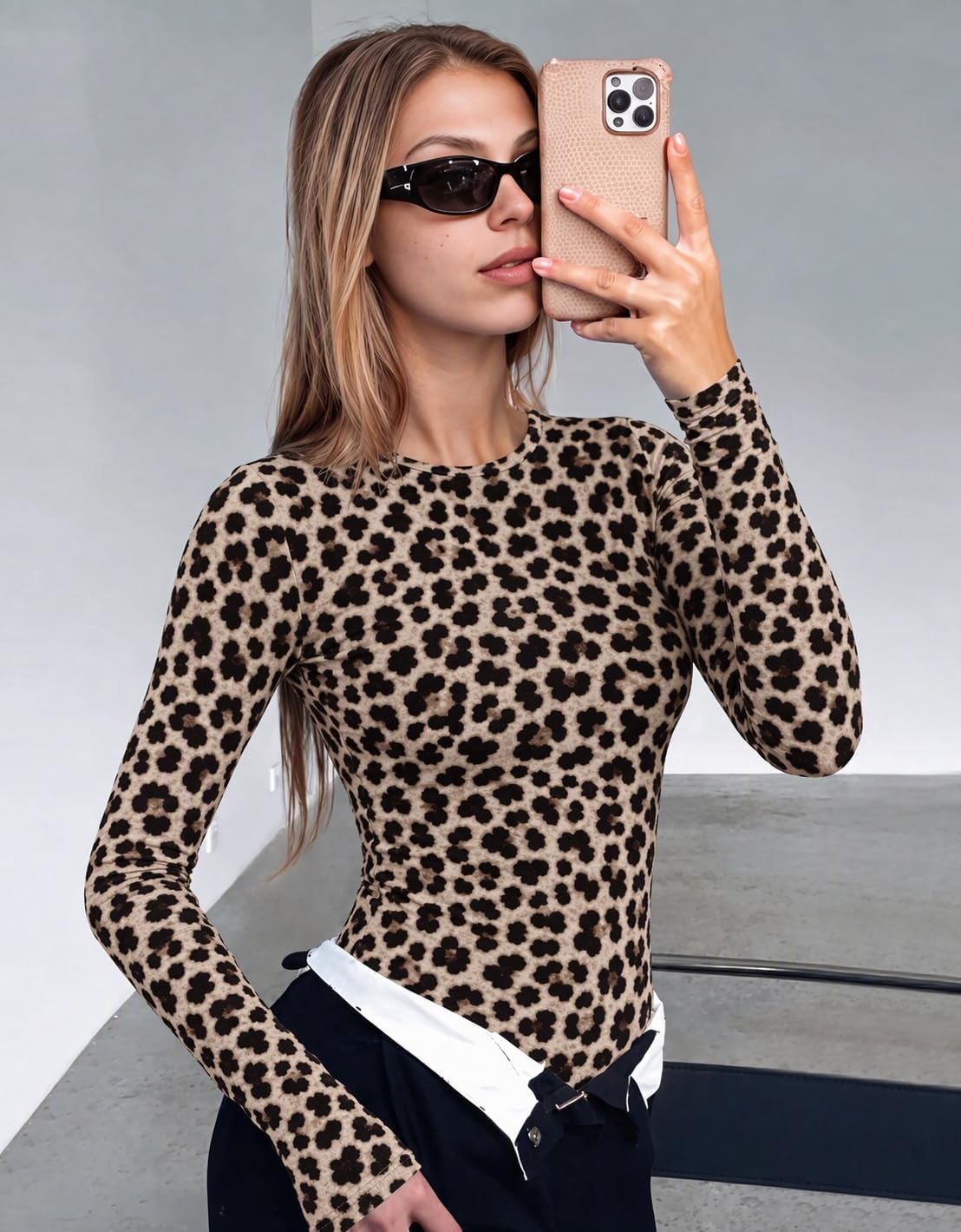 Detalle 2 de Ekouaer Women's Long Sleeve Fitted Thermal Top, Stretchy Crewneck Base Layer