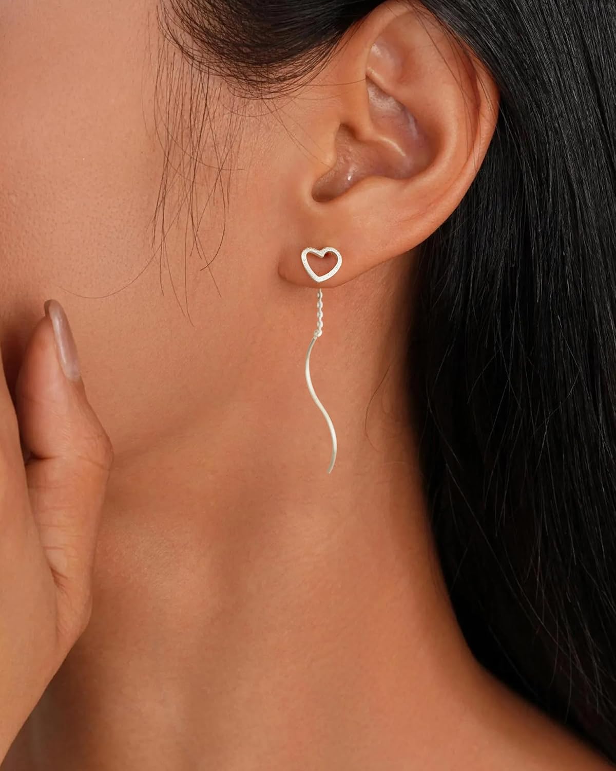 Detalle de HANLI Gold Heart Earrings for Women – Hypoallergenic 14K Gold Plated / Silver Love Heart Long Chain Threader