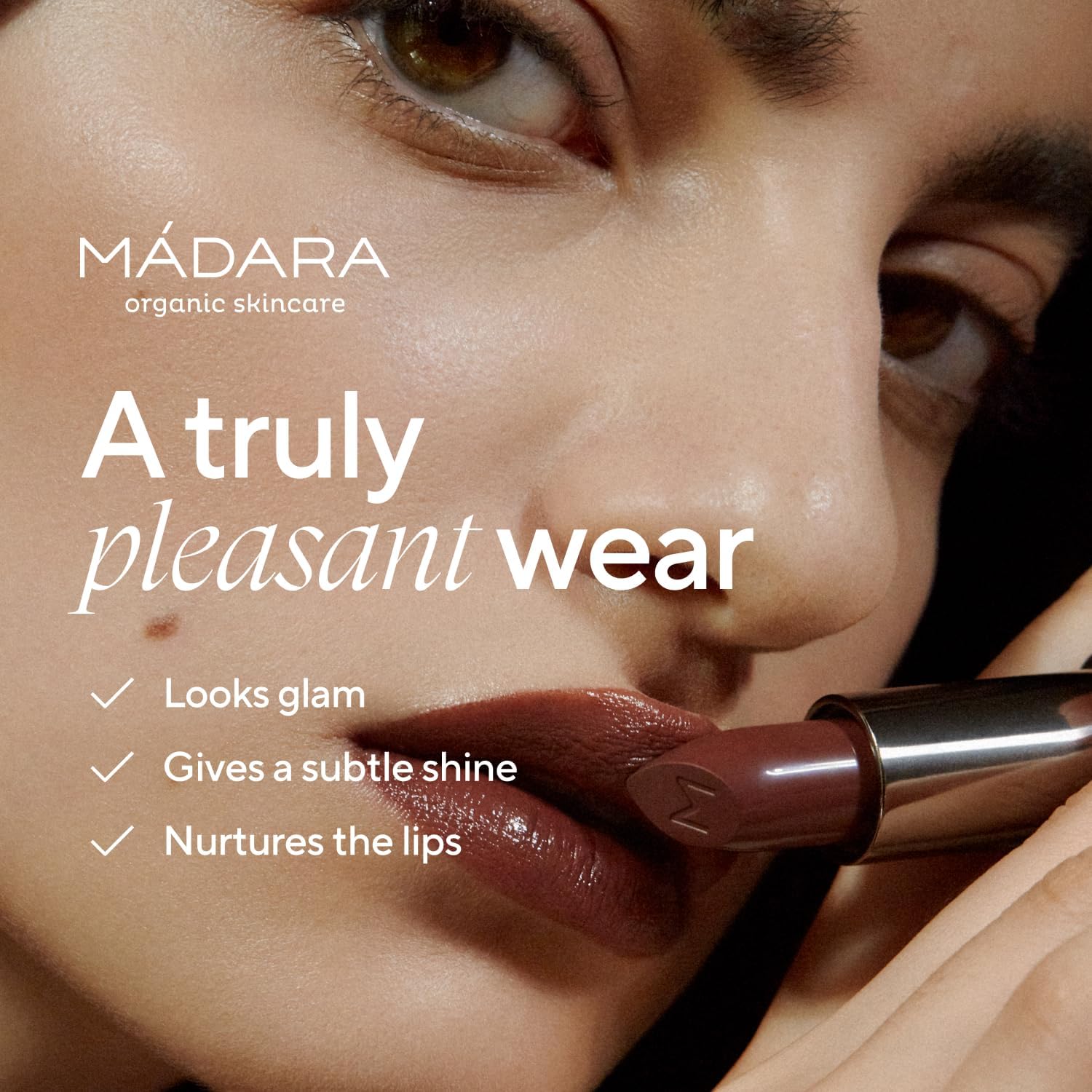 Thumbnail 2 de MÁDARA DAZZLE NIGHTS Rouge à Lèvres #504 Dominance – Rouge satiné hydratant et vegan