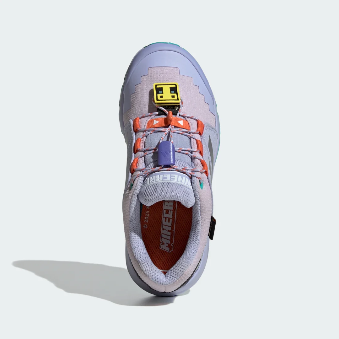 Detalle de adidas Minecraft Terrex Gore-Tex, zapatilla de senderismo violeta