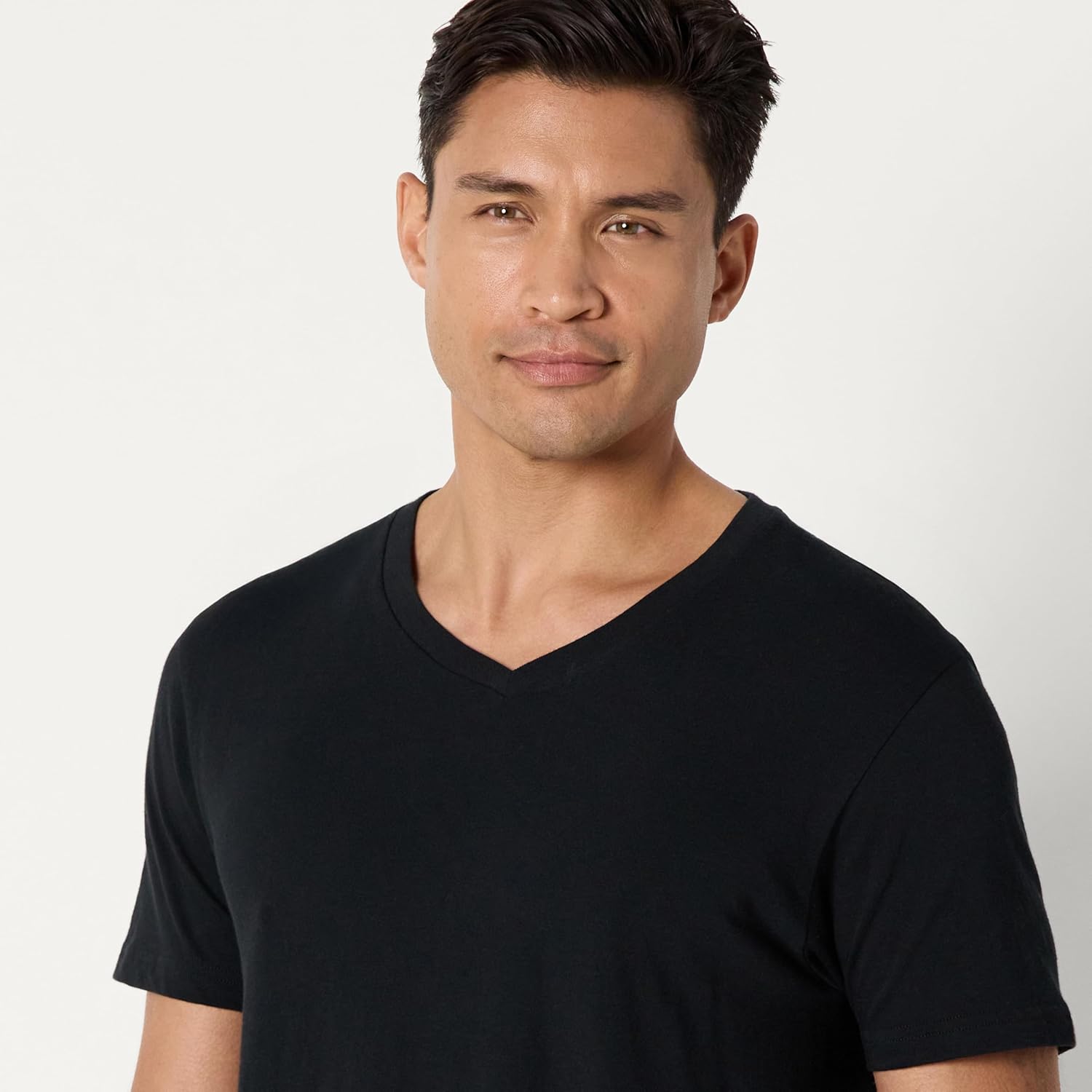 Thumbnail 3 de Amazon Essentials Men’s V-Neck Undershirt (Pack of 6) – Breathable Cotton Jersey