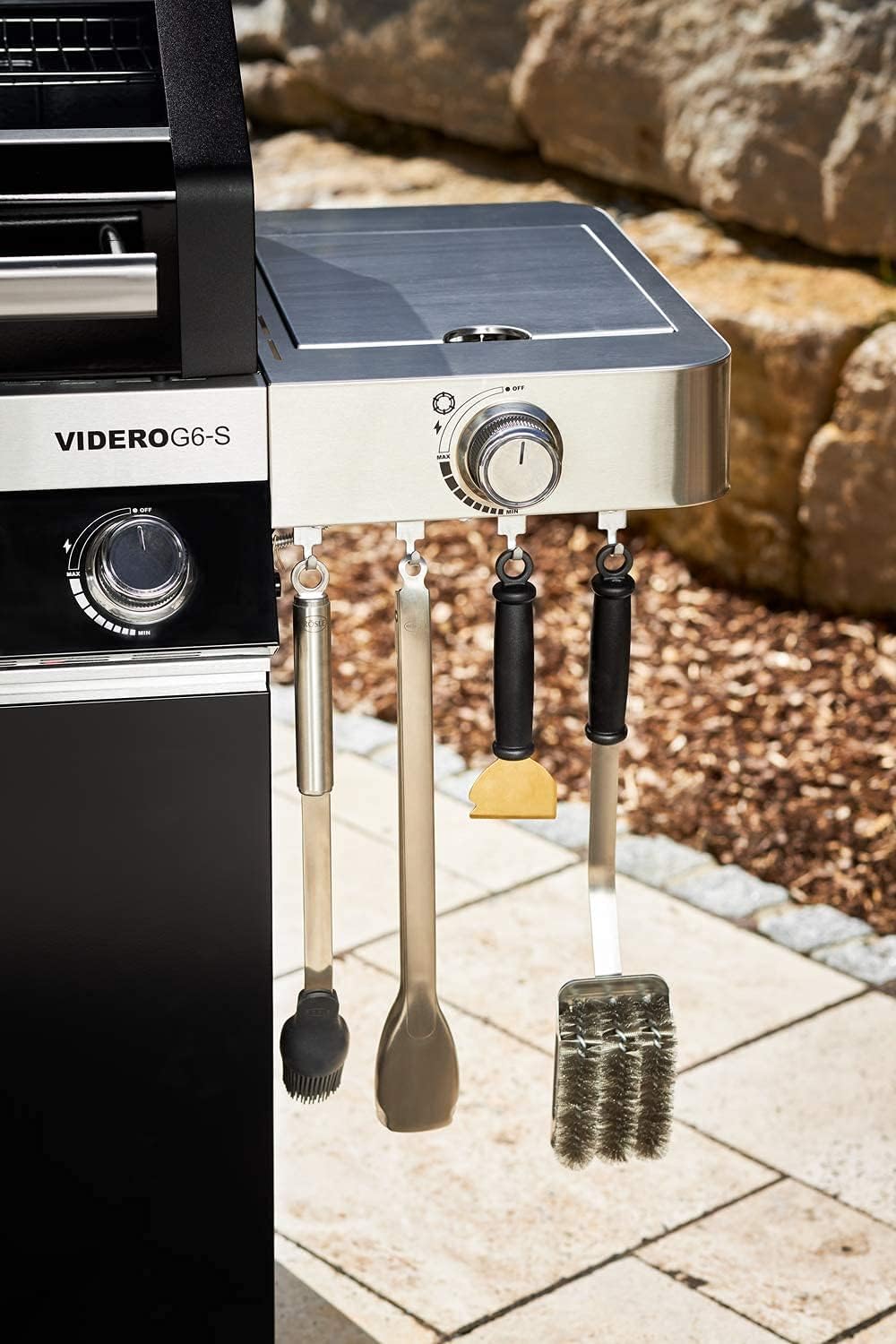 Detalle de RÖSLE Universalschaber Scrap X – hochwertiger Grillschaber mit zweiseitiger Messingklinge