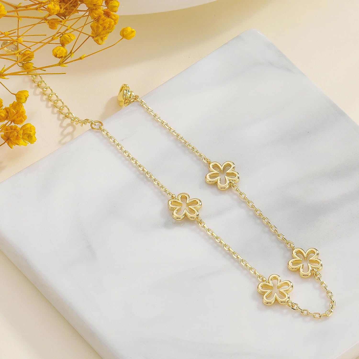 Detalle de KOHOTA Station Bracelet in 14K Gold-Plated Copper