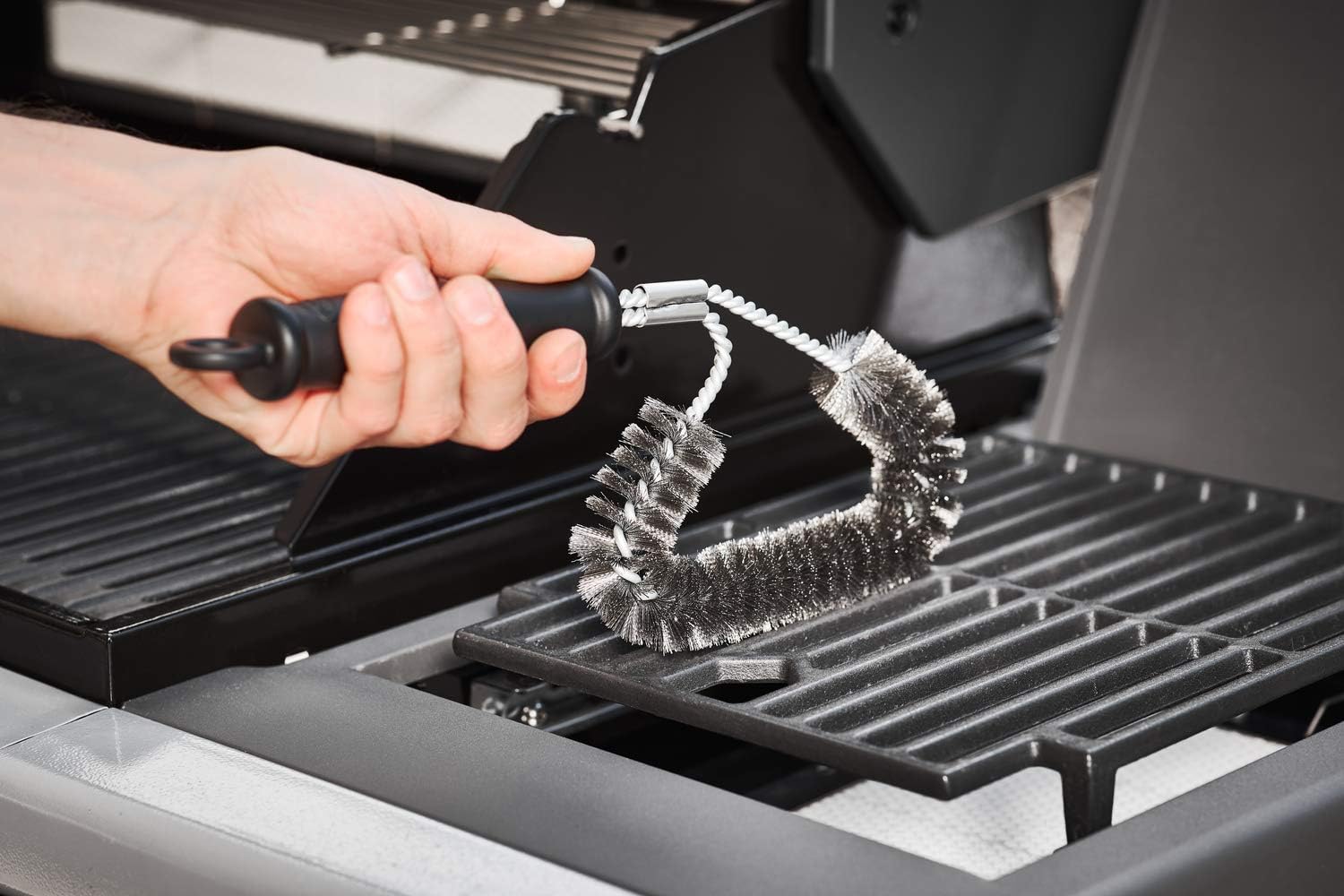 Detalle 2 de RÖSLE Winkel-Reinigungsbürste GapX – Präzise Reinigung für alle Grillroste
