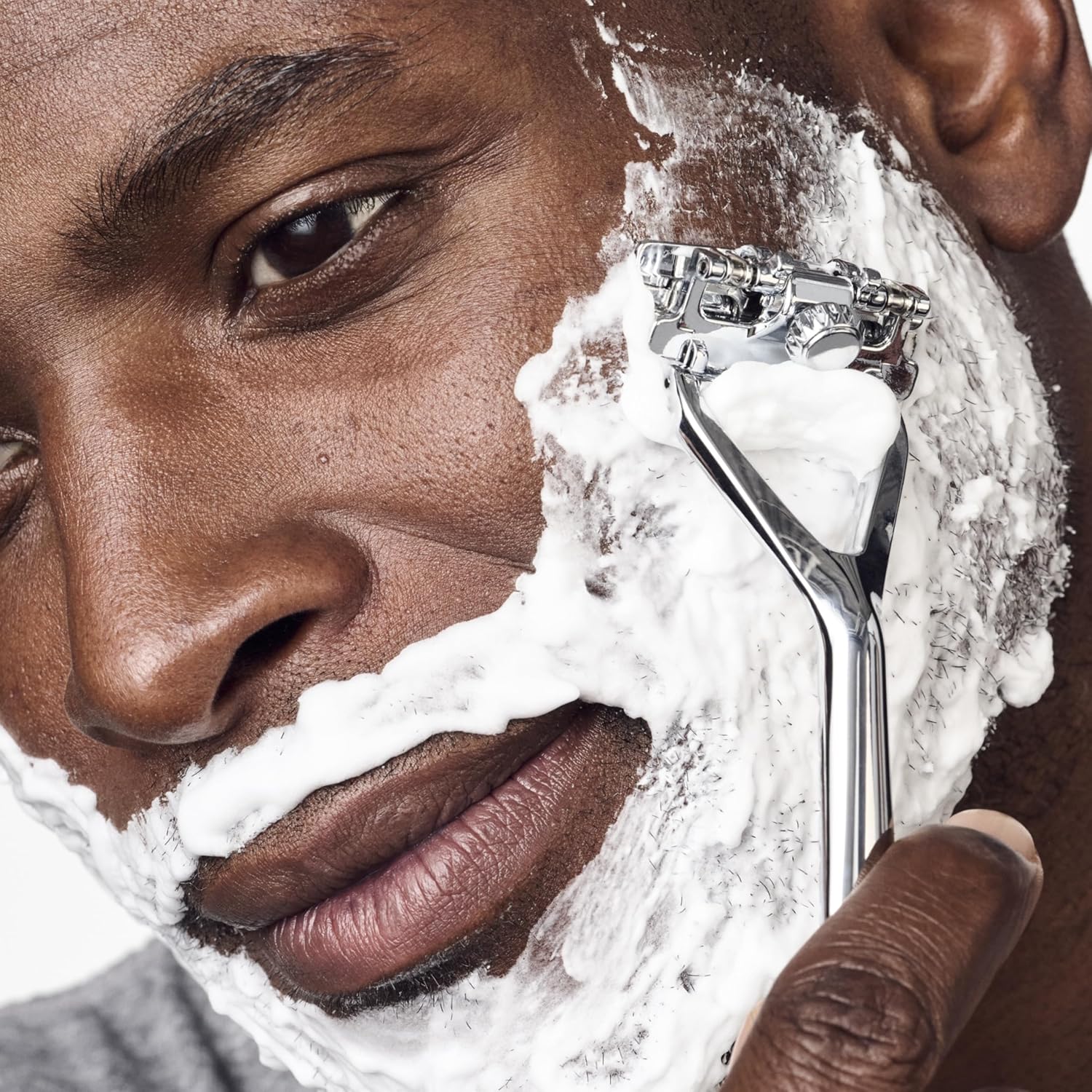 Detalle 2 de Clinique For Men Aloe Shave Gel – ölfreies Rasiergel für sanfte, gründliche Rasur, 125 ml