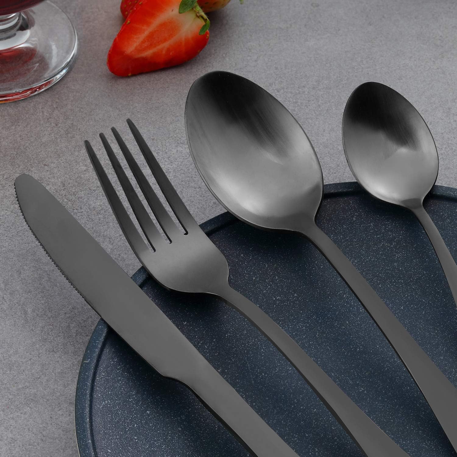 Detalle de BEWOS 16-piece matt black cutlery set 🍴