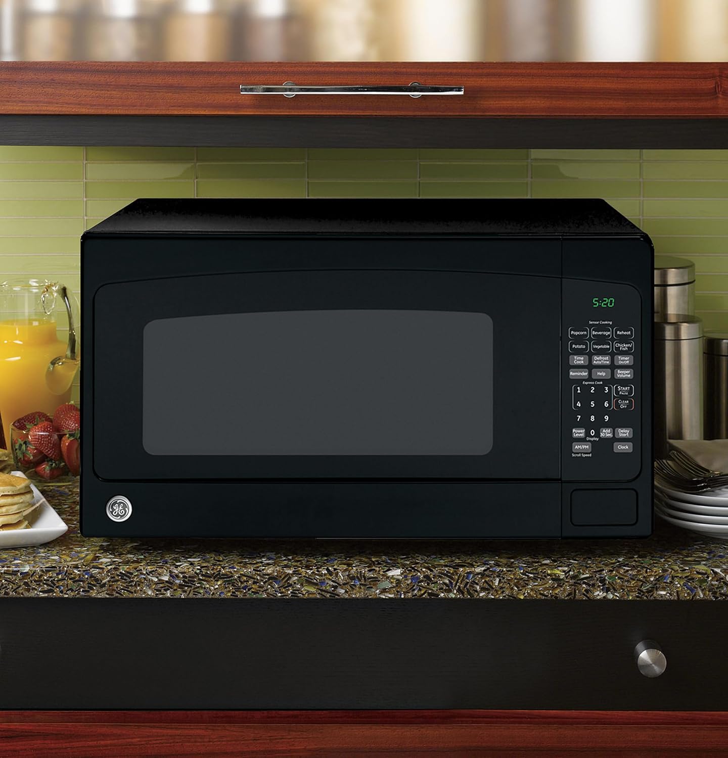 Detalle de GE Countertop Microwave Oven — 1200-Watt, 2.0 Cu Ft, Black