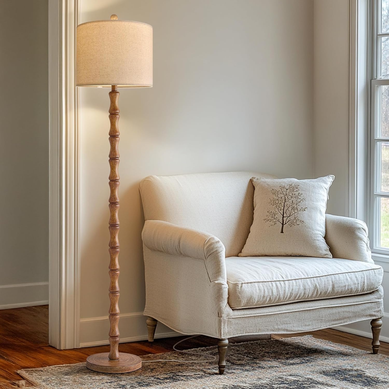Detalle de BOBOMOMO AMZ-F1241AT Farmhouse Floor Lamp, 62-Inch Resin Base