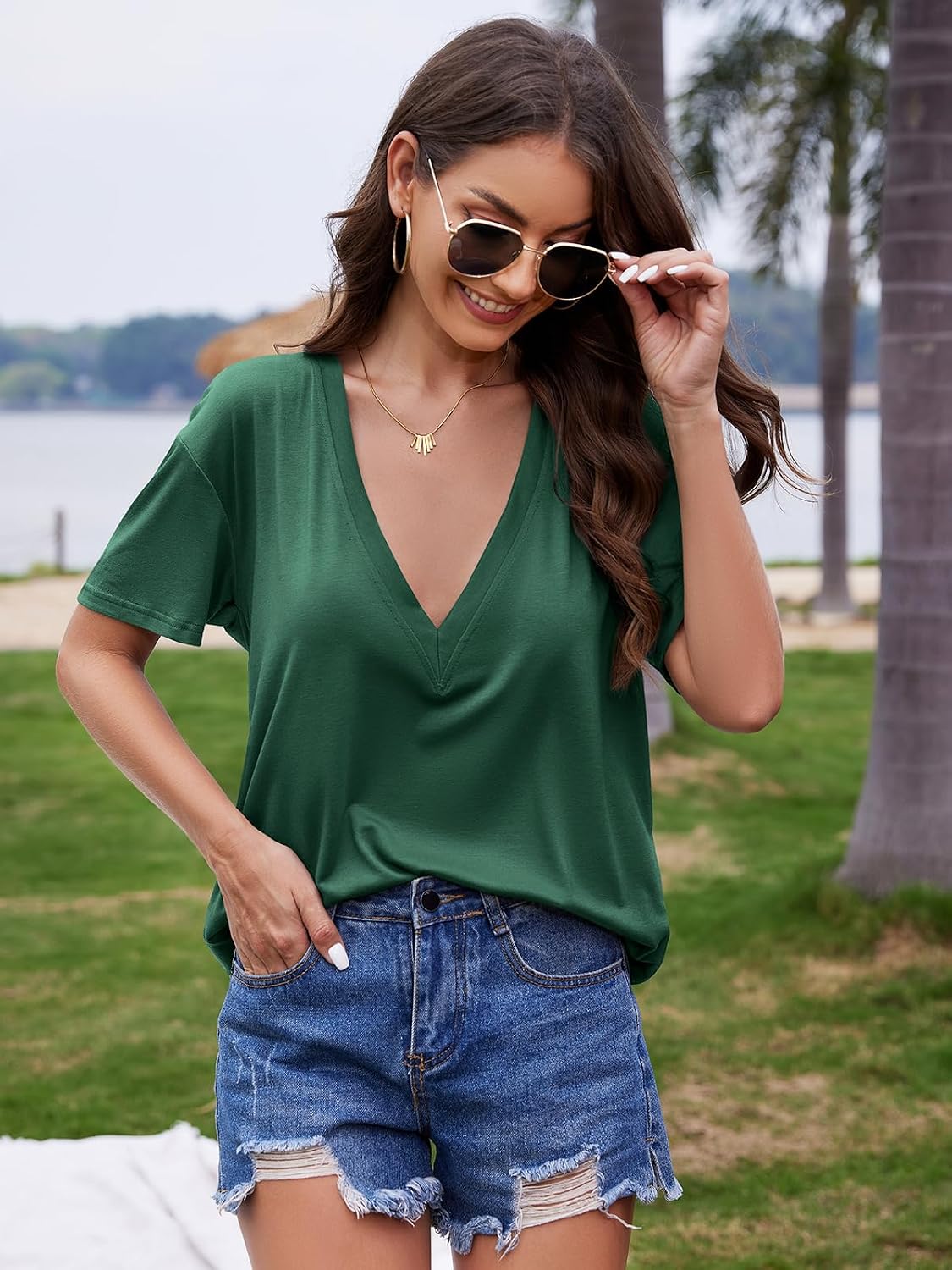 Detalle 2 de UNCLECAT Women's T-Shirt, Deep V-Neck