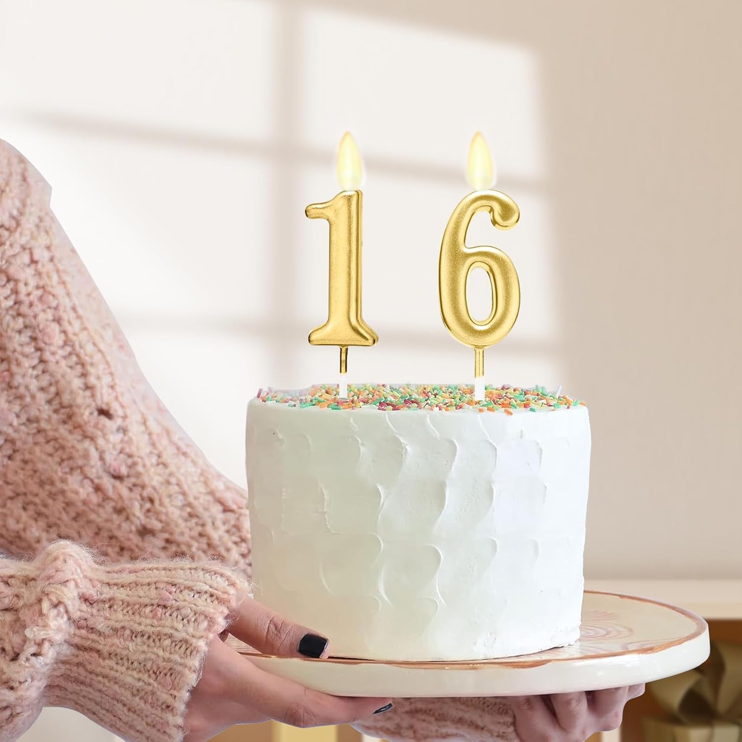 Detalle 2 de Amosking Sweet 16 birthday decorations set with 16 sash, tiara and gold number 16 candles
