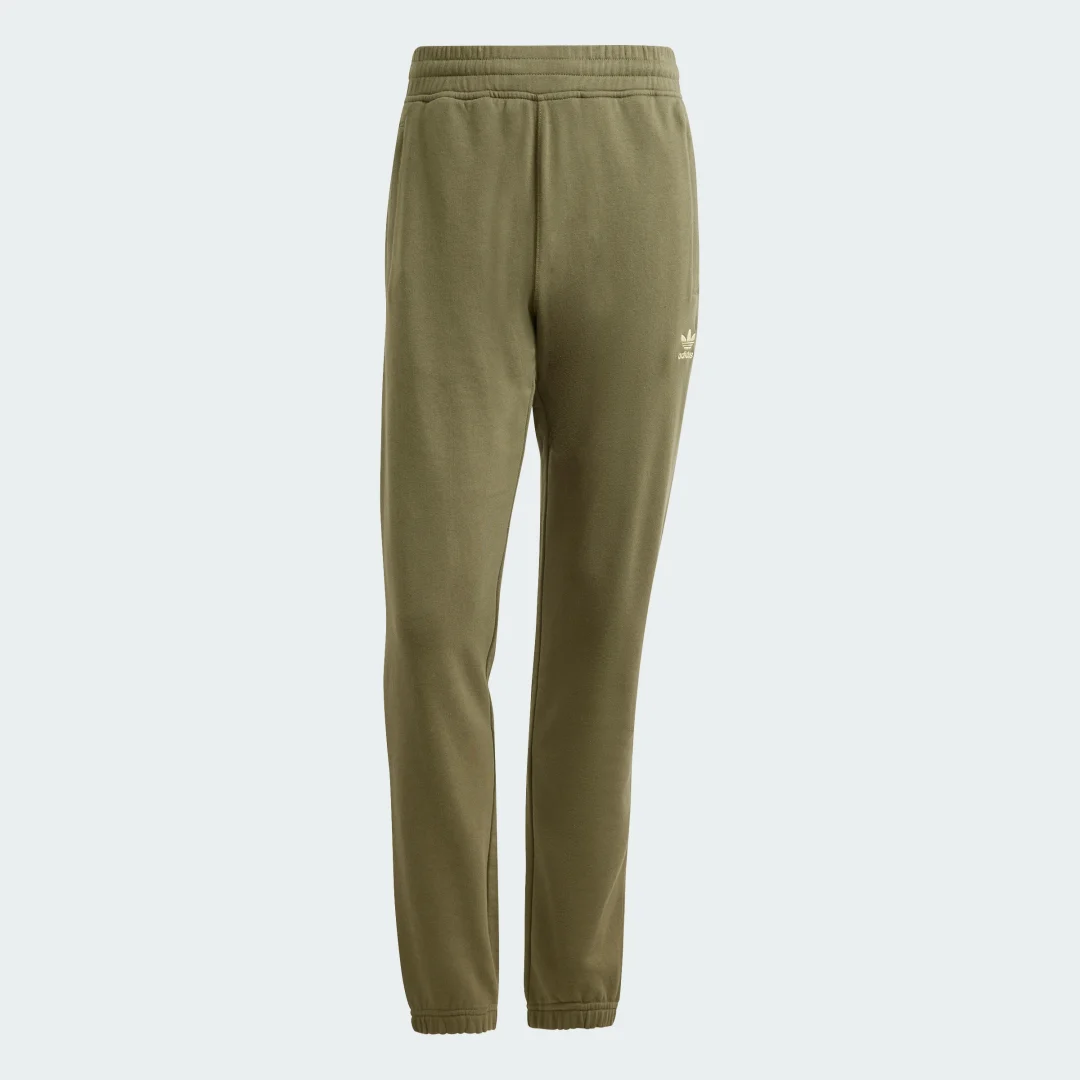 Detalle de Pantalón Trefoil Essentials de Adidas: comodidad y estilo casual en verde