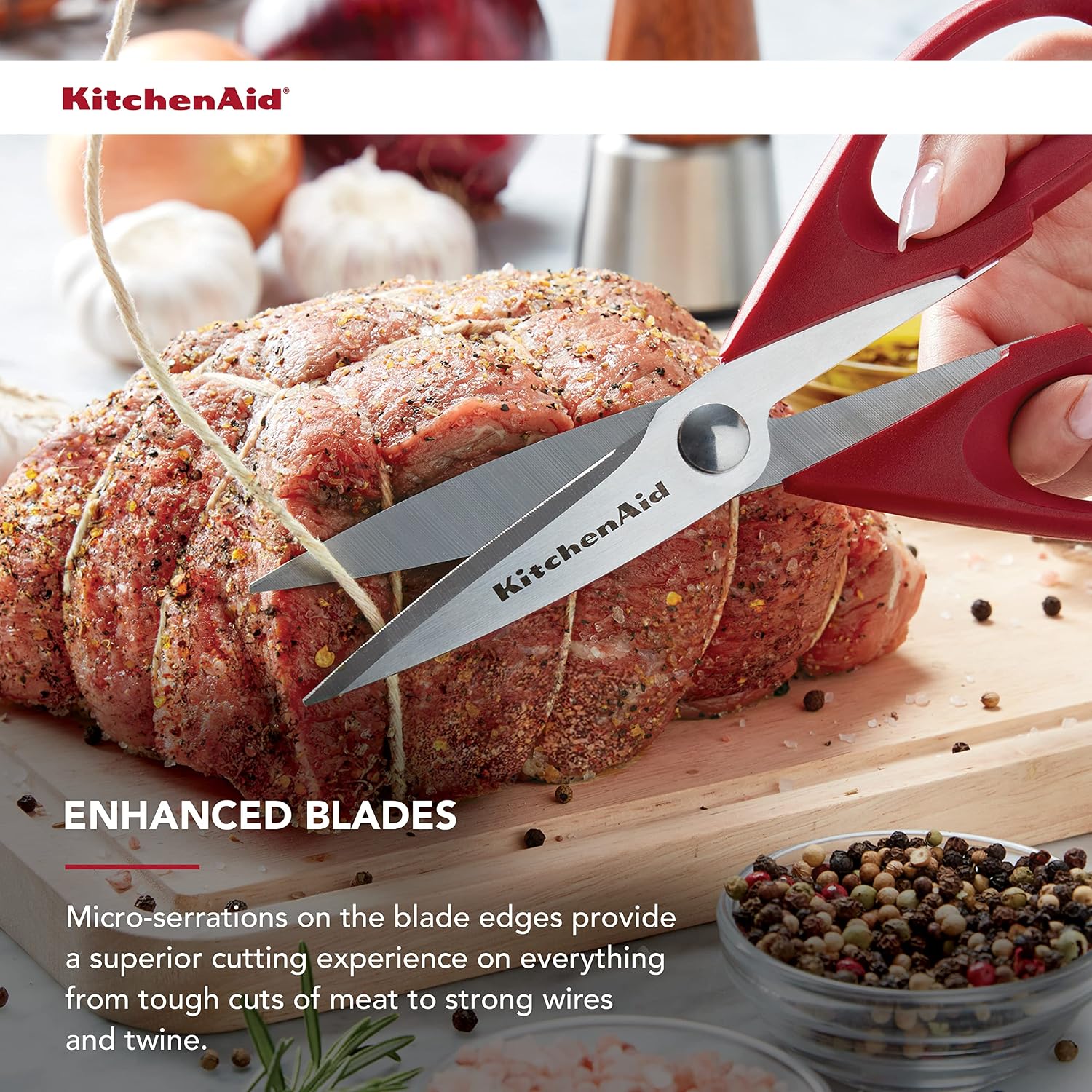 Detalle de KitchenAid KE351OHERA keukenschaar van roestvrij staal, 22 cm, rood