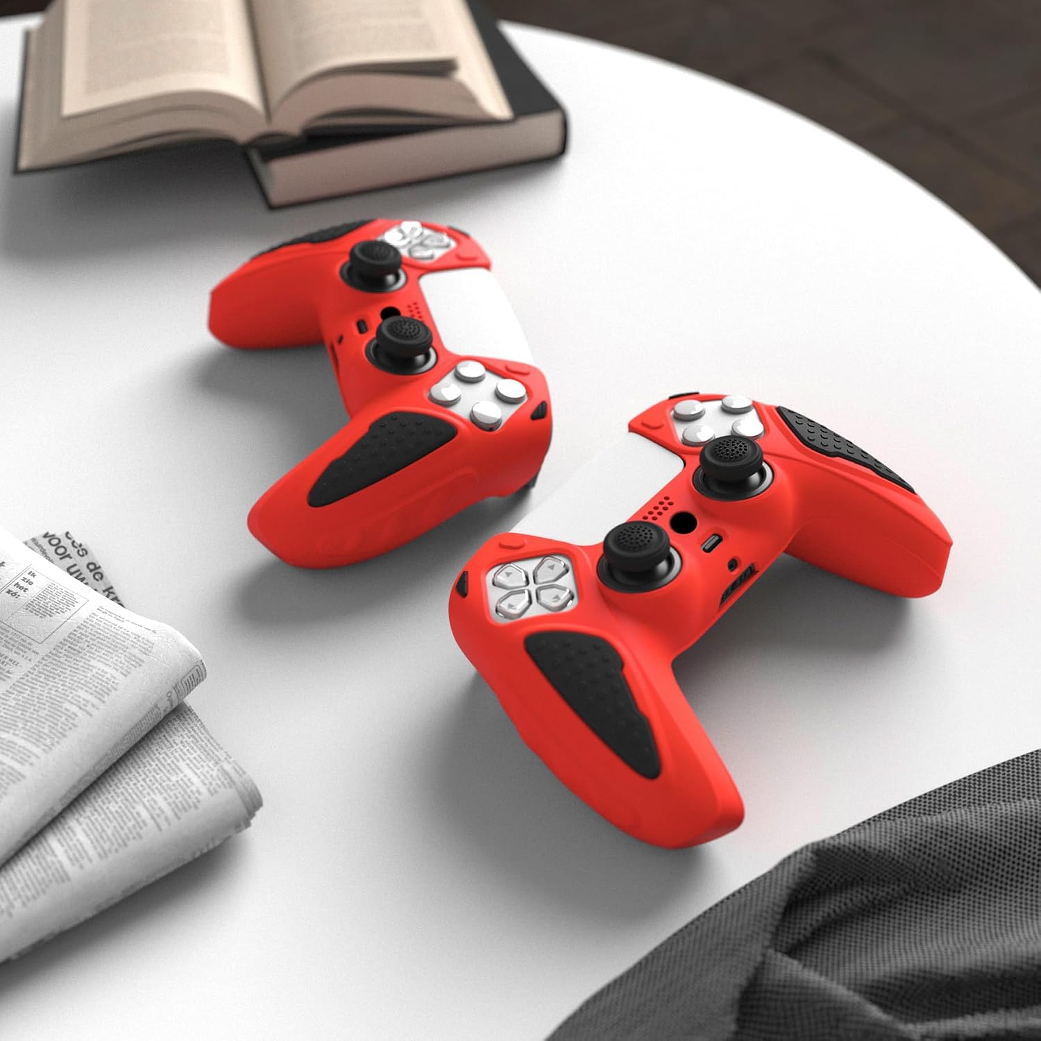 Detalle de PlayVital Knight Edition Passion Red & Black two-tone silicone cover skin for PS5 controller