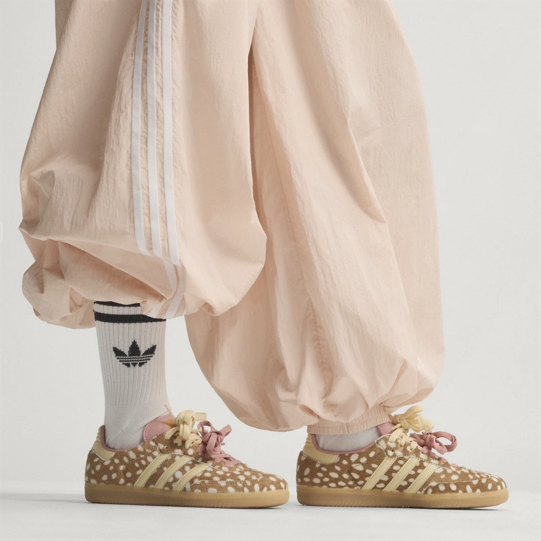 Detalle de Zapatilla Samba OG de Adidas: estilo clásico en marrón para uso diario