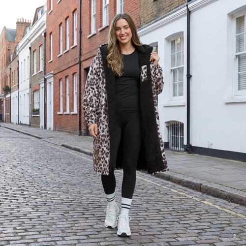 Detalle 2 de OHS Women's Leopard Print Changing Robe: Oversized Waterproof Rain Coat with Fleece Lining