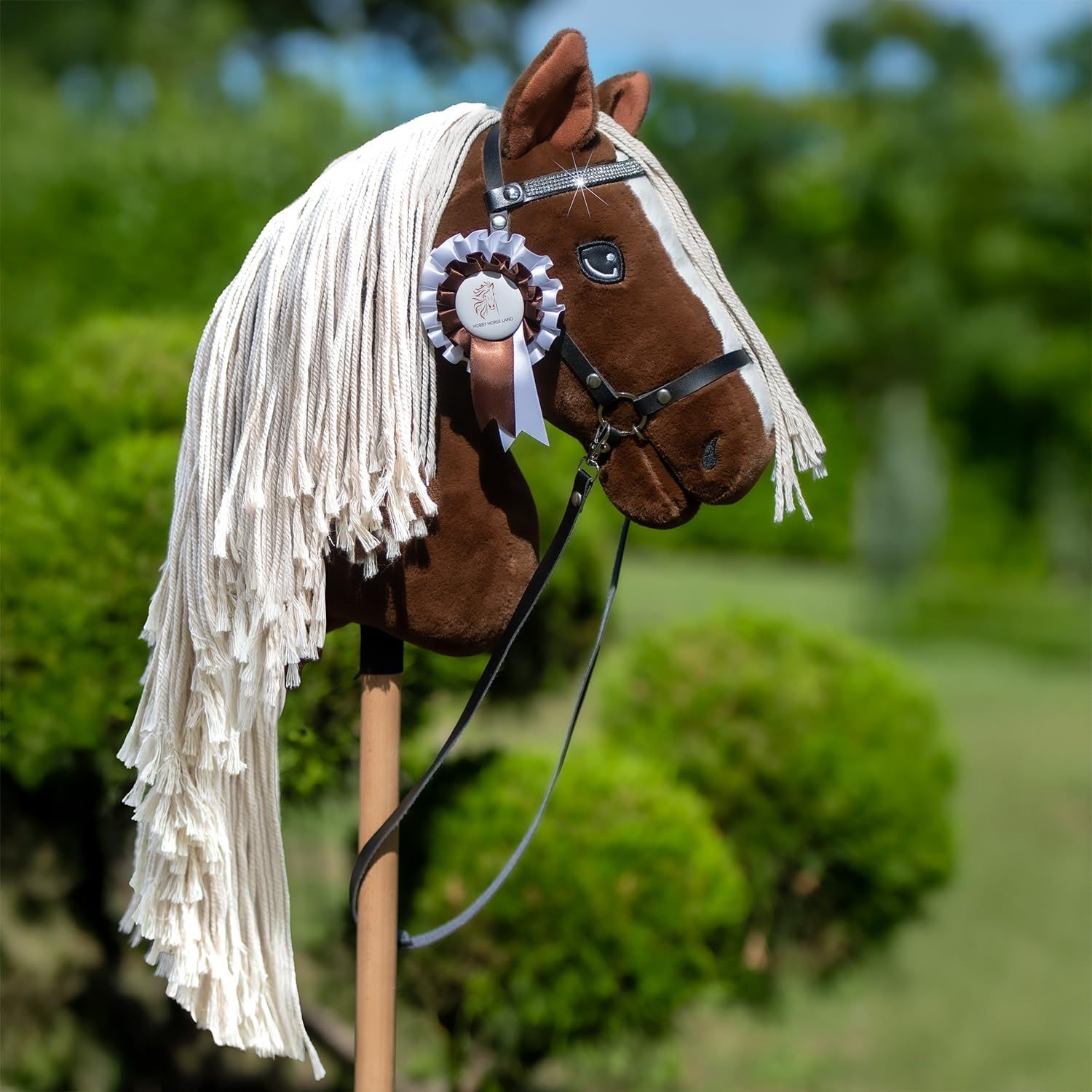 Thumbnail 1 de Hobby Horse A3 Sunny Dream – dunkles Alezan-Pferd mit glitzerndem Frontteil und Satinfluss