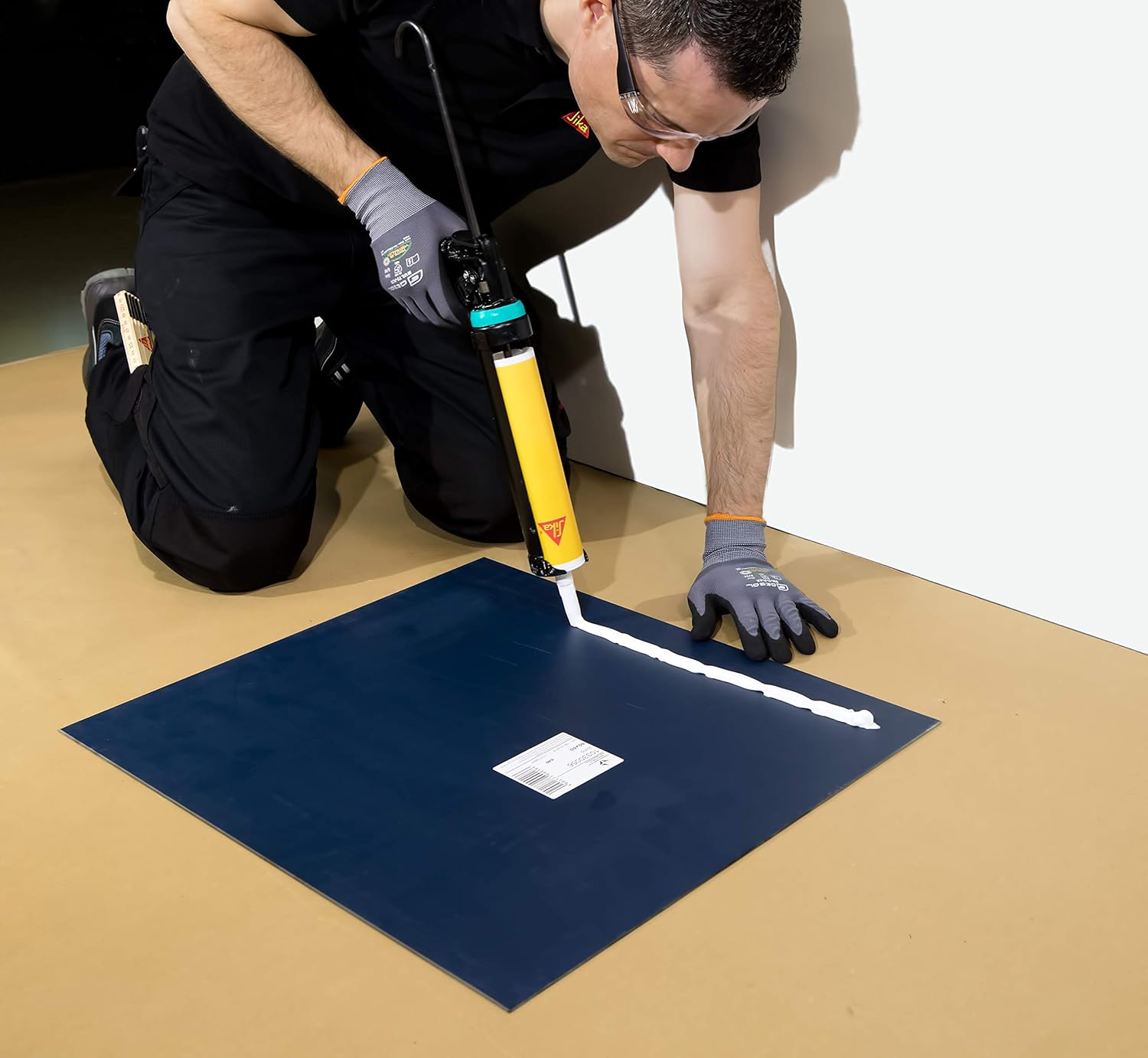 Detalle 2 de Sika Flex-111 Stick & Seal Noir — adhésif et mastic flexible pour joints intérieurs et extérieurs (290 ml)