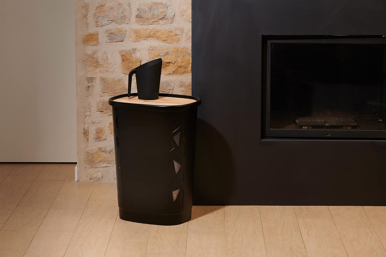 Detalle de EDA Jura Montania XL, pelle à granulés 2,4 L en plastique recyclé, noire