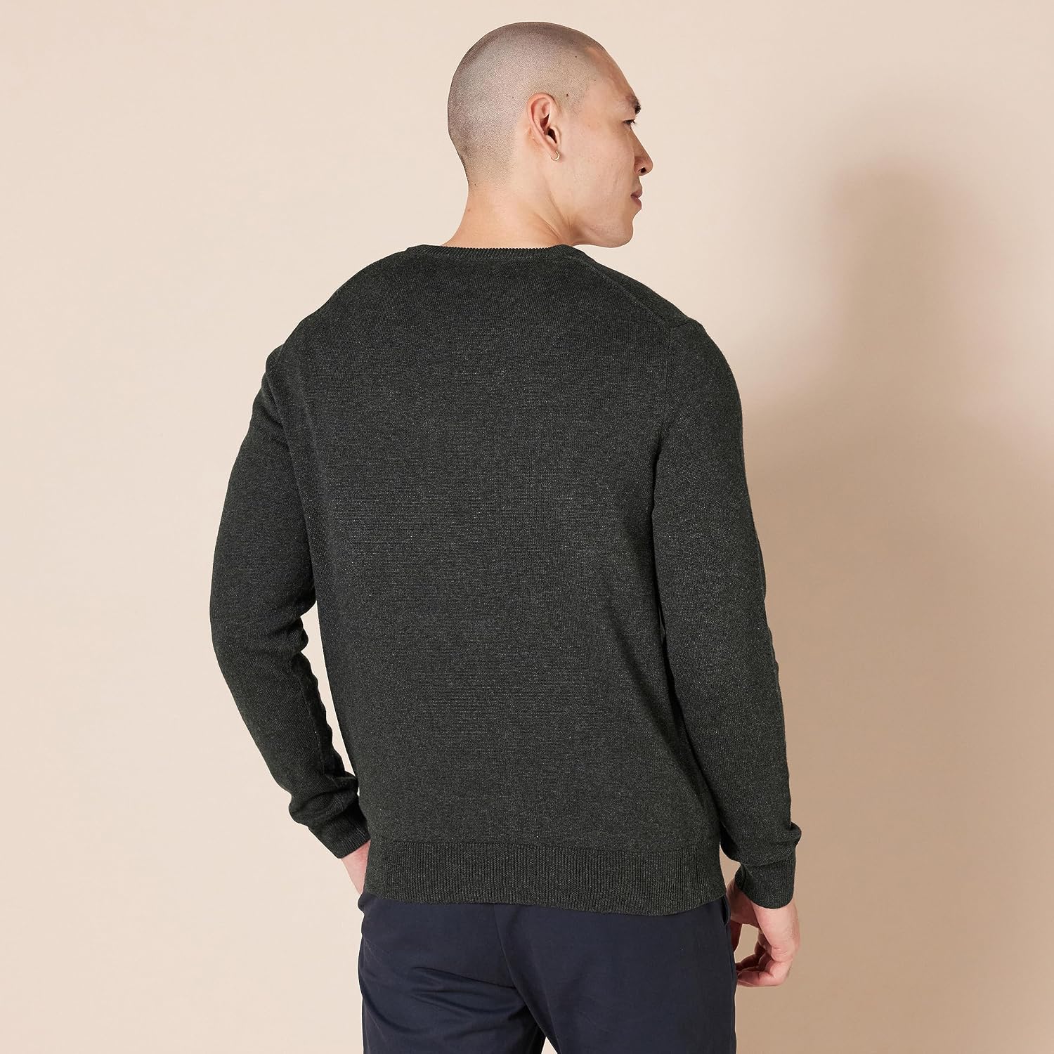 Detalle 2 de Amazon Essentials Suéter cuello en V carbón jaspeado, talla S