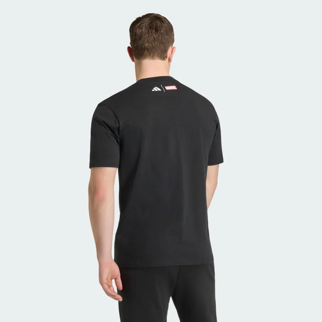 Detalle 2 de Camiseta adidas Real Madrid Avengers – Negro, estilo oficial para fans y uso casual