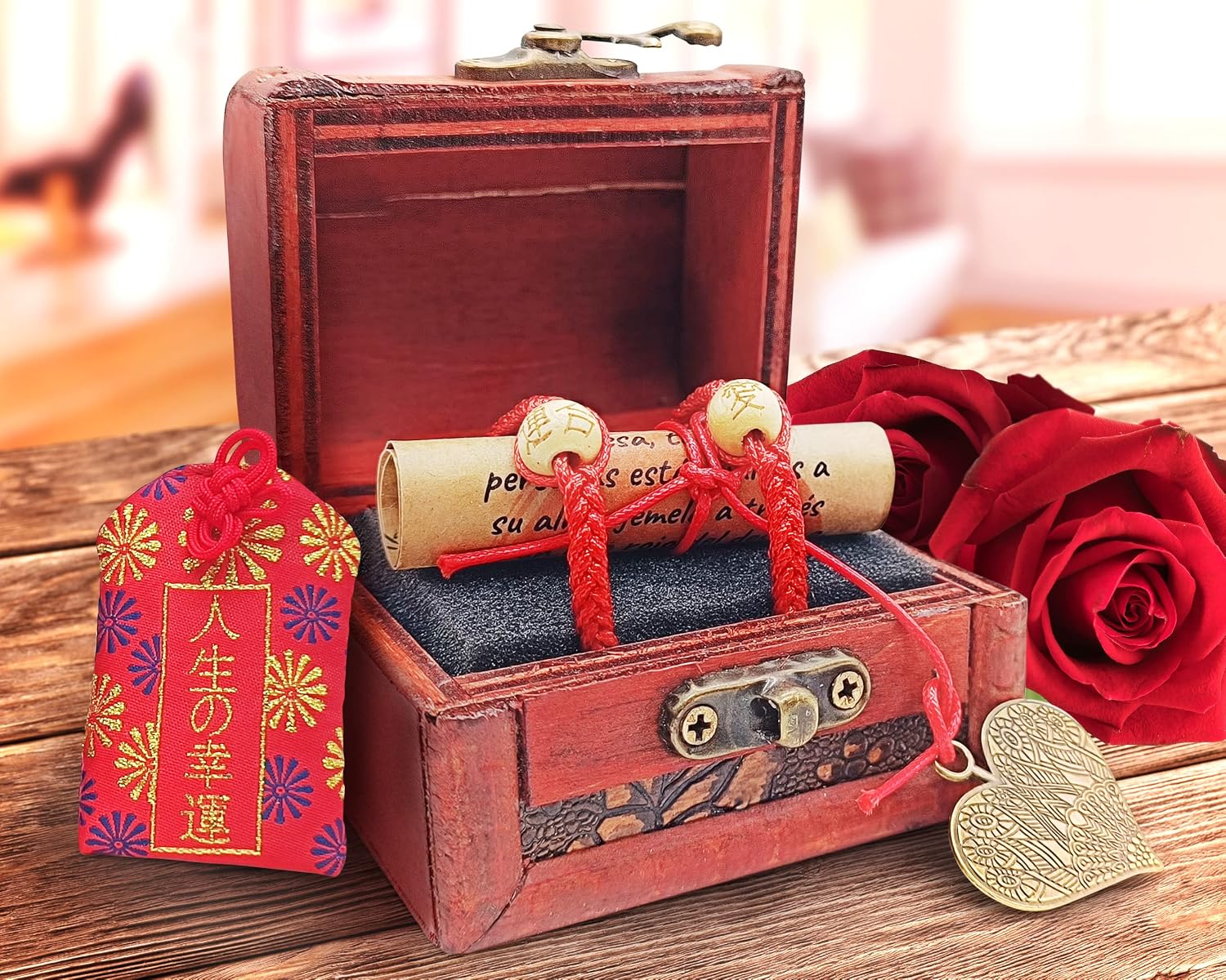 Detalle de AMOR CON PALABRAS Pulseras La Leyenda del Hilo Rojo del Destino con cofre, amuleto Omamori y símbolo de amor