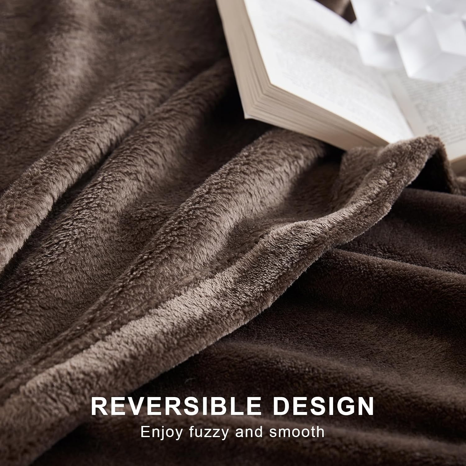 Detalle de EHEYCIGA Fleece Blanket 130x165cm in Brown – Soft, Warm Throw for Sofas and Beds