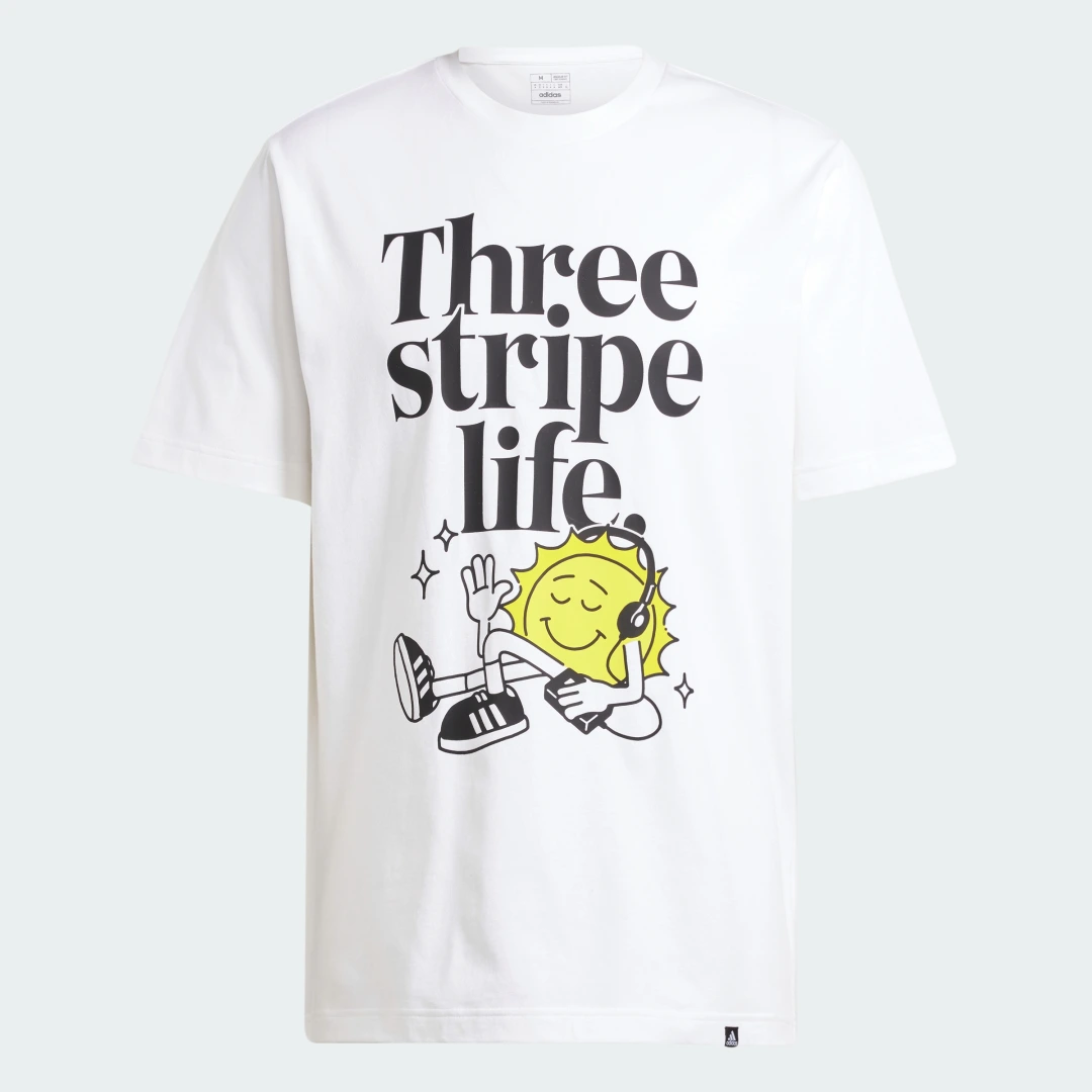 Detalle de Camiseta Positivity Graphic de Adidas – estilo limpio y mensaje positivo en blanco